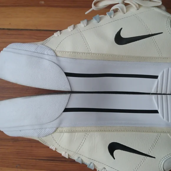 Nike Cream Sneakers - Picture 4 of 10